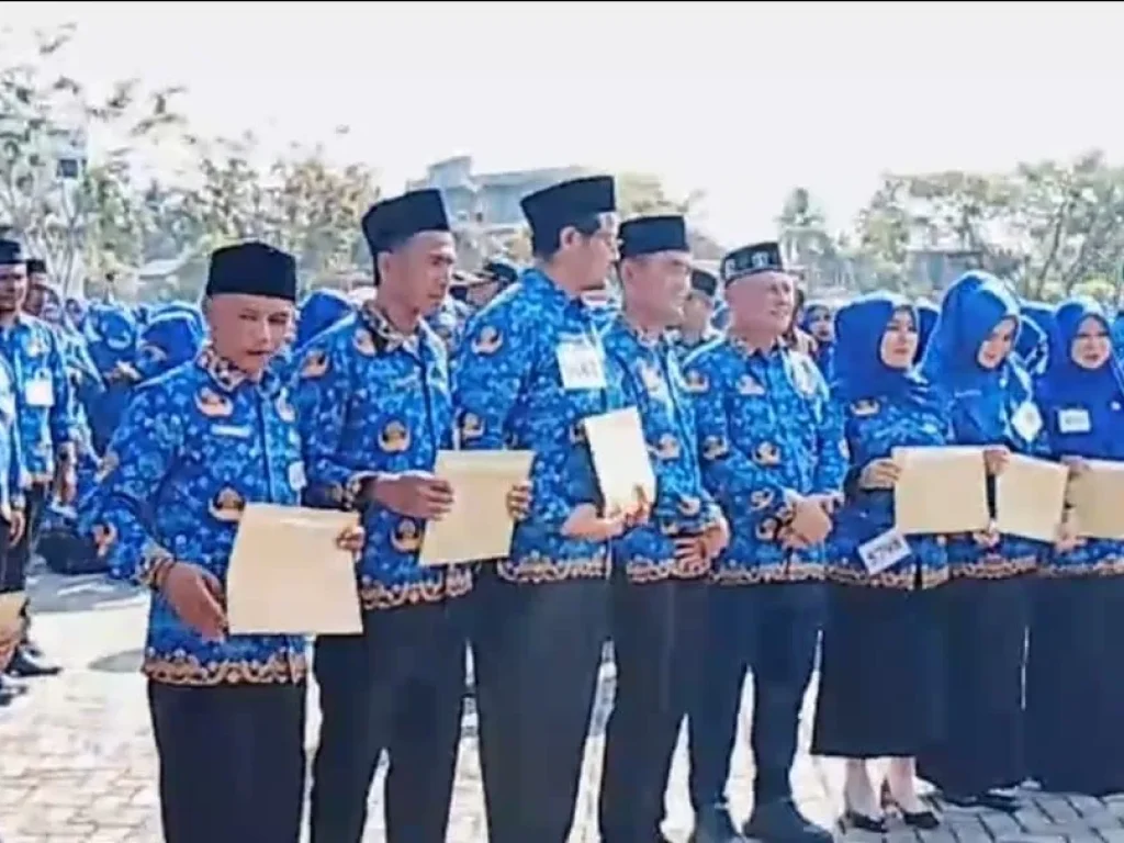 Bupati Aceh Utara, H. Ismail A Jalil (Ayahwa) Photo bersama para Pegawai PPPK Paruh Waktu Usai Pelantikan dan Penyerahan SK. (Photo : Ist)