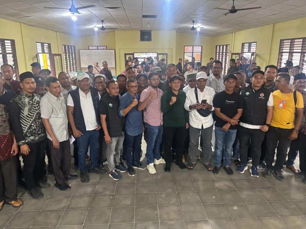 Foto: Wakil Gubernur Aceh Fadhlullah turun langsung memimpin rapat bersama para camat dan seluruh keuchik gampong terdampak bencana di Kabupaten Bireuen, di Kantor Camat Peusangan, Minggu (8/2/2026).