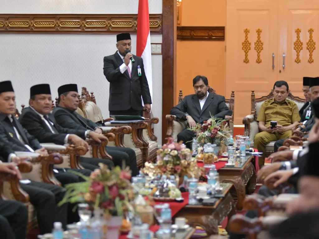 Foto: Gubernur Aceh Muzakir Manaf, Selaku Pemegang Saham didampingi Wakil Gubernur Aceh, Fadhlullah, SE, Sekda Aceh, M. Nasir Rapat RUPS Bank Aceh Syariah dengan Bupati/Walikota Yang Merupakan Pemegang Saham Kabupaten /Kota Se-Aceh , di pendopo Gubernur Aceh, Senin, 13/05/2026.