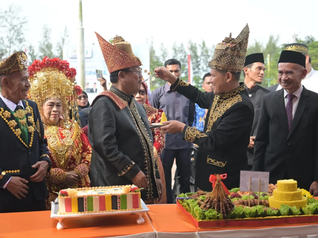 Foto: Wakil Gubernur Aceh, Fadlullah, SE menjadi inspektur Upacara Peringatan Hari Jadi Kabupaten Aceh Singkil ke 27 di halaman depan Kantor Bupati Aceh Singkil, 27/4/2026