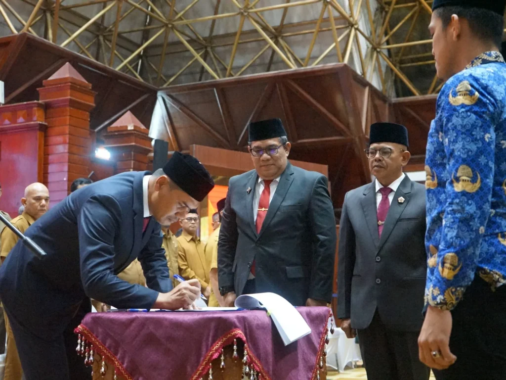 Foto: Sekretaris Daerah (Sekda) Aceh, M. Nasir melantik sejumlah pejabat administrator dan pejabat pengawas di lingkungan Pemerintah Aceh, di Meuligoe Gubernur Aceh, Selasa (12/5/2026)