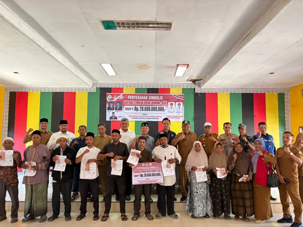 Foto: Bupati Aceh Utara menyerakan secara simbolis Bantuan Stimulan Sosial Ekonomi (BSSE) dan bantuan Isi Hunian Tahap II senilai Rp28.688.000.000 kepada keluarga korban bencana hidrometeorologi