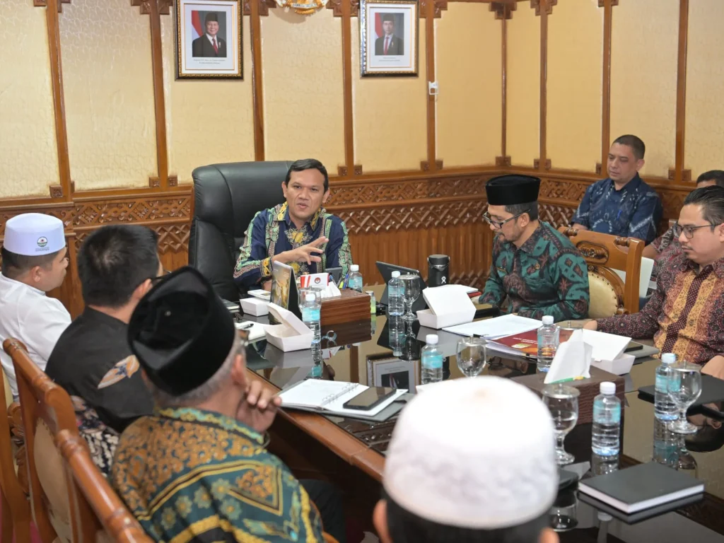 Foto: Wakil Gubernur Aceh Fadhlullah menerima kunjungan audiensi Majelis Permusyawaratan Ulama (MPU) Aceh di ruang kerjanya, Kamis (4/6).