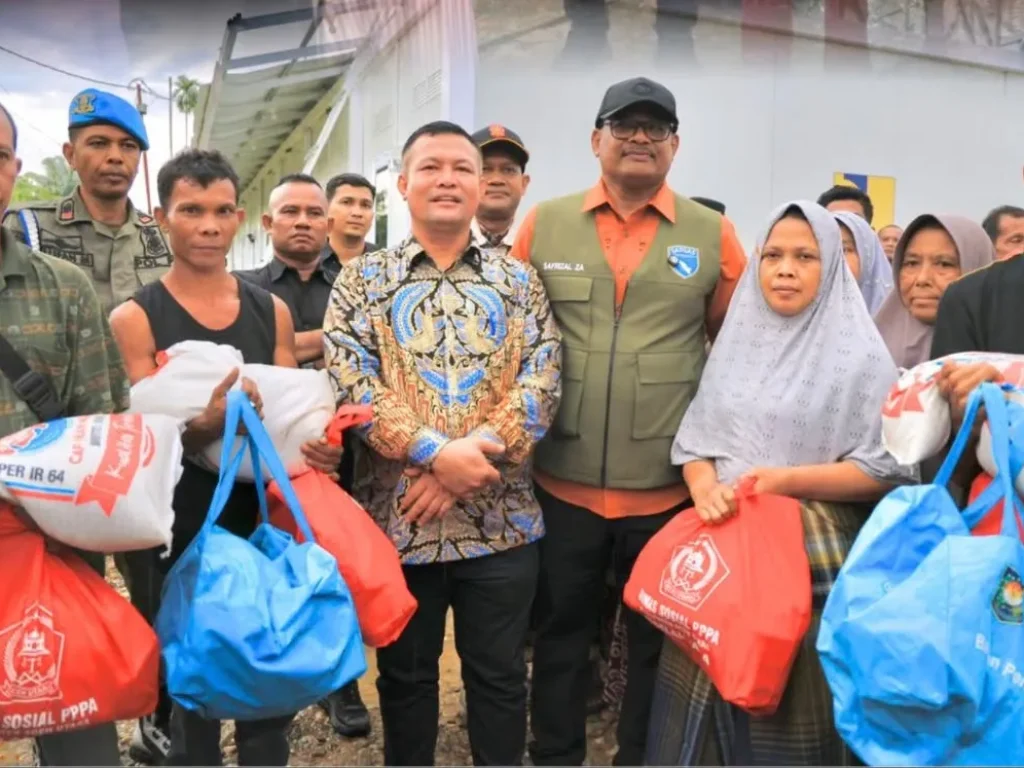 Foto: Bupati Aceh Utara Ismail A. Jalil alias Ayahwa bersama Kepala Posko Wilayah Satgas Percepatan Rehabilitasi dan Rekonstruksi (PRR) Aceh Safrizal ZA meninjau kondisi korban dan kerusakan hunian sementara (huntara) akibat cuaca ekstrem di Kecamatan Langkahan.