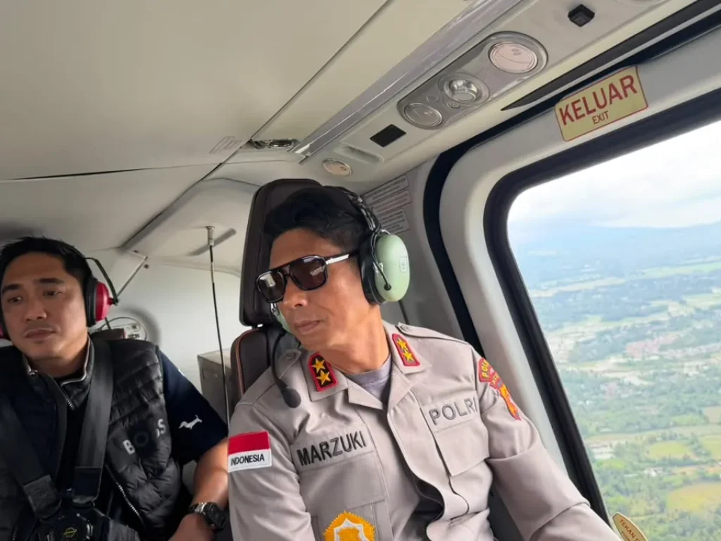 Foto: Kapolda Aceh Irjen Pol. Marzuki Ali Basyah bersama Kepala Pelaksana Badan Penanggulangan Bencana Aceh (BPBA) melaksanakan patroli udara untuk memantau beberapa titik kebakaran hutan dan lahan (karhutla) di wilayah barat selatan atau Barsela, Jumat, 12 Juni 2026.