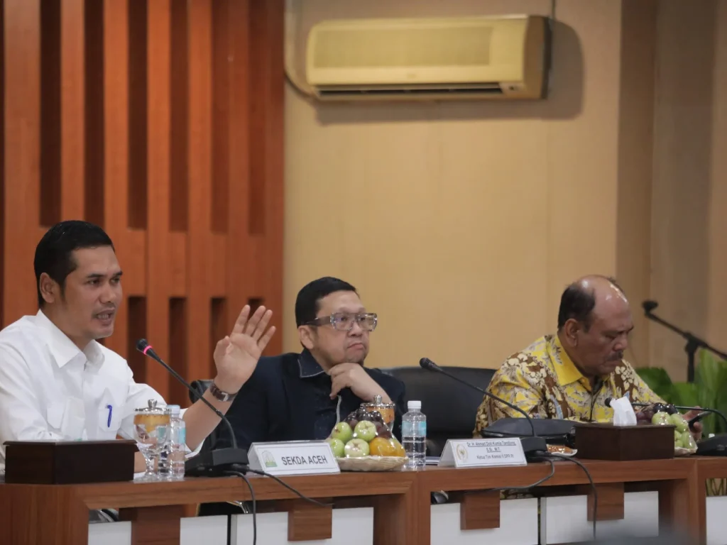 Foto: Sekda Aceh Muhammad Nasir dalam pertemuan antara Pemerintah Aceh dan Komisi II DPR RI yang berlangsung di Gedung Serbaguna Kantor Gubernur Aceh, Rabu (17/6/2026)