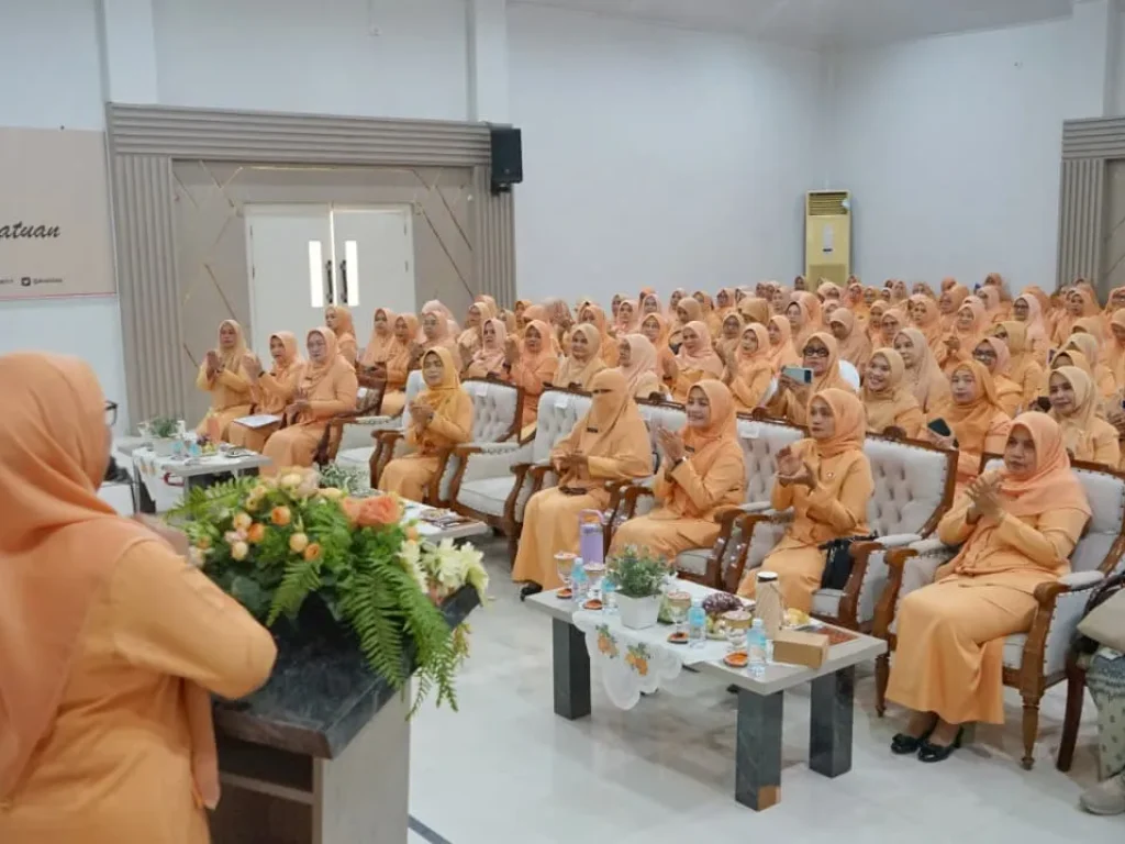 Foto: Ketua Dharma Wanita Persatuan (DWP) Aceh, Malahayati M. Nasir, secara resmi membuka Rapat Koordinasi (Rakor) DWP se Aceh tahun 2026 yang digelar di Aula Sekretariat DWP Aceh, Rabu (17/6).