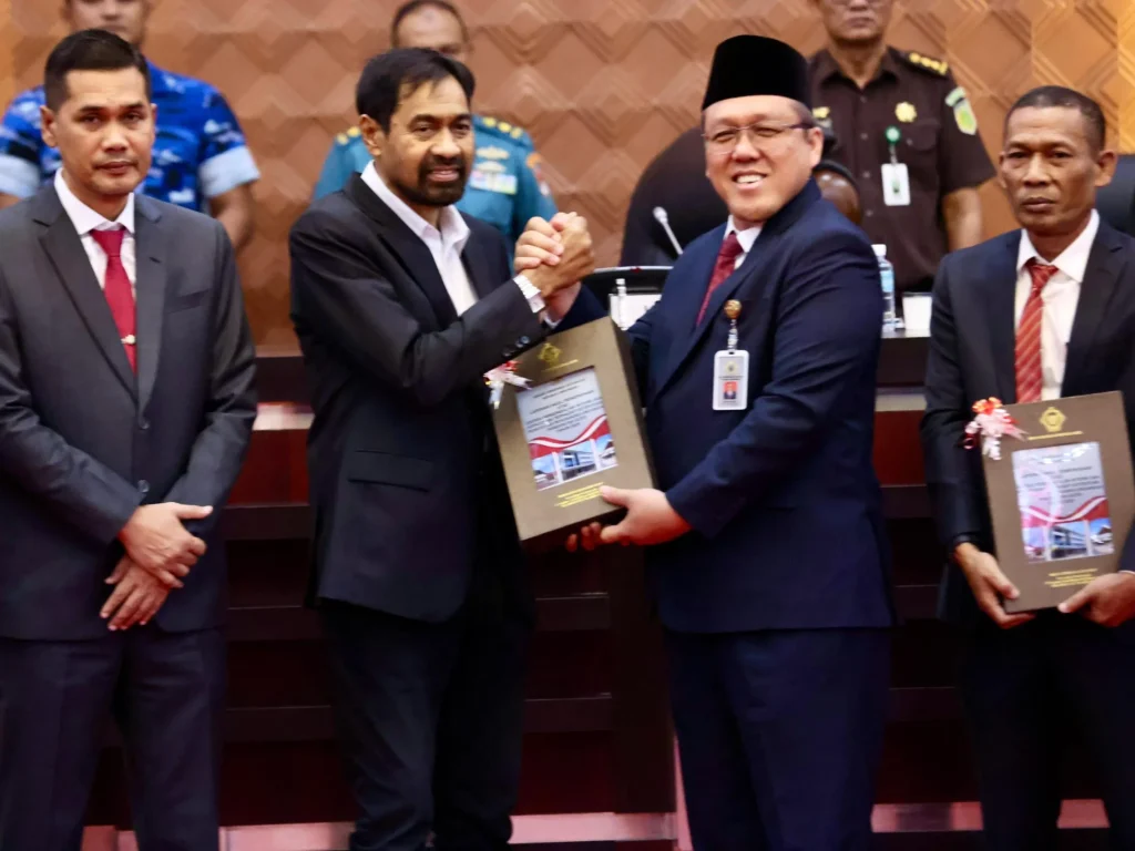 Foto: Staf Ahli Bidang Manajemen Risiko BPK RI, Hery Subowo, menyerahkan WTP kepada Gubernur Aceh Muzakir Manaf dalam Sidang Paripurna DPR Aceh, Senin (22/6/2026).