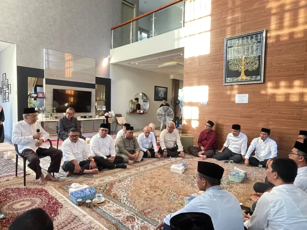 Foto: Sekda Aceh Bersama Pimpinan SKPA Takziah ke Rumah Duka Almarhum dr. Zaini Abdullah