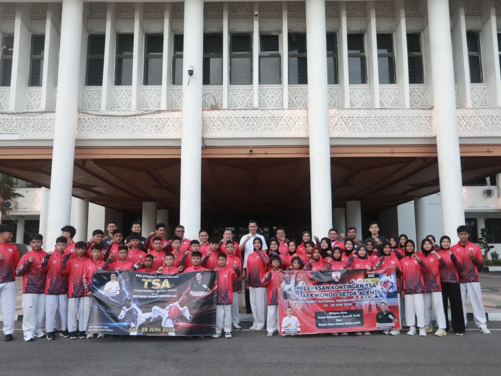 Foto: Sekretaris Daerah (Sekda) Aceh, M. Nasir, secara resmi melepas kontingen Taekwondo Setda Aceh (TSA) menuju Sumatera Utara dalam rangka mengikuti National Taekwondo Championship 2026. Acara pelepasan tersebut berlangsung di Lobi Utama Sekretariat Daerah Aceh, Rabu (24/6).