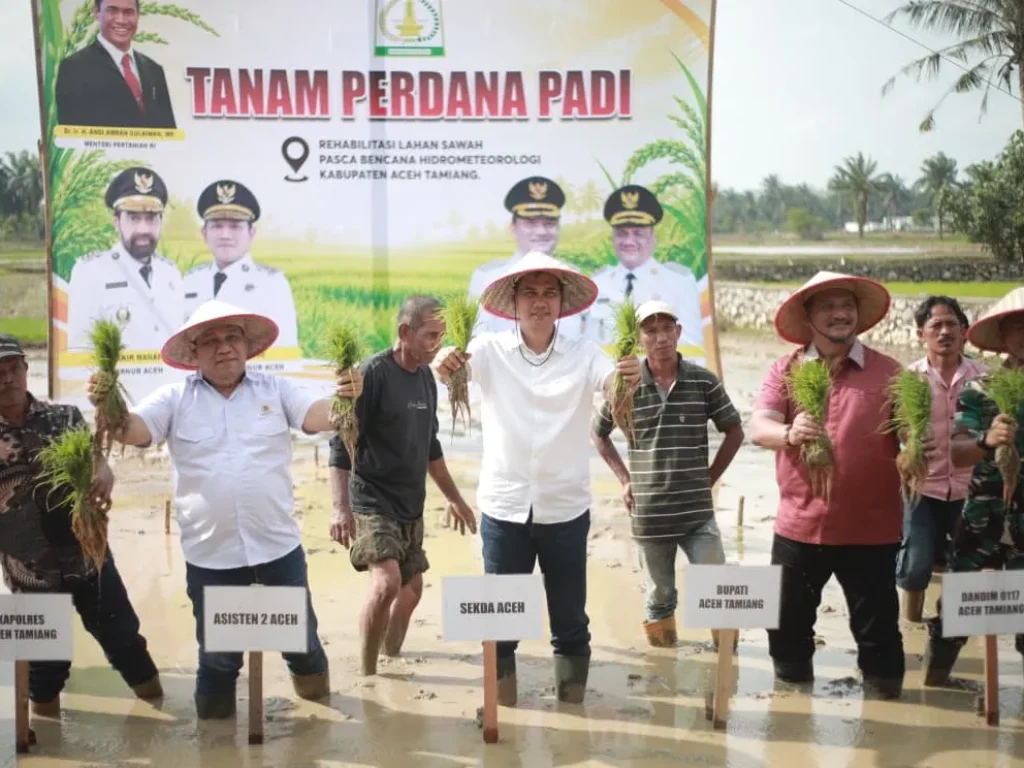 Foto: Sekda Aceh, M. Nasir pimpin Tanam Padi Perdana Pasca Bencana di Aceh Tamiang