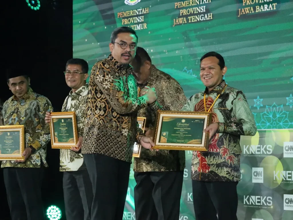 Foto: Wakil Gubernur Aceh Fadhlullah, menerima satu trofi Juara Utama untuk Kategori Inklusif Keuangan Syariah di Lingkungan Pemerintah Aceh