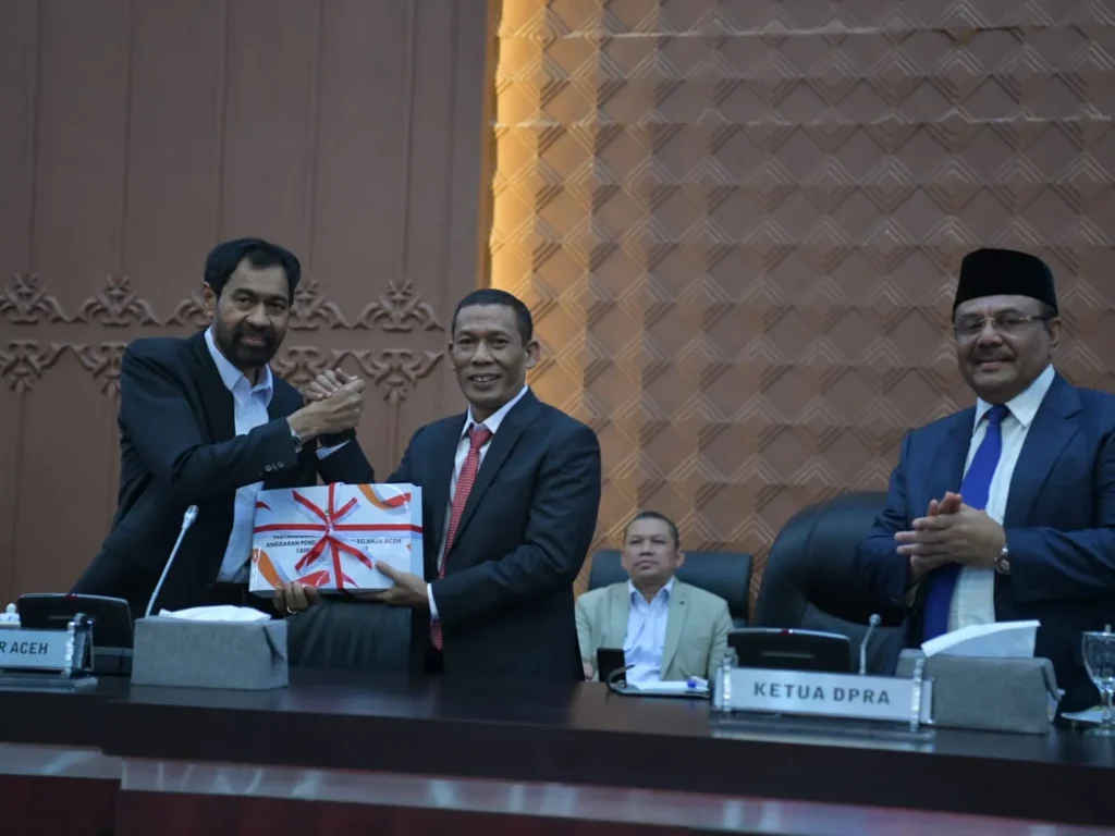 Foto: Gubernur Aceh, Muzakir Manaf, menyampaikan Rancangan Qanun (Raqan) Aceh tentang Pertanggungjawaban Pelaksanaan Anggaran Pendapatan dan Belanja Aceh (APBA) Tahun Anggaran 2025 dalam Rapat Paripurna Dewan Perwakilan Rakyat Aceh (DPRA), Rabu (22/7)
