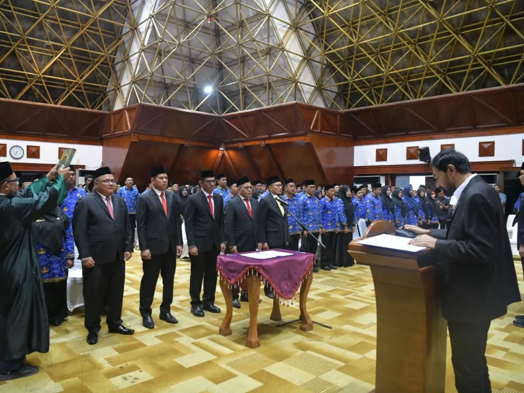 Foto: Sebanyak 248 Kepala Sekolah SMA, SMK dan SLB se-Aceh mencatat sejarah baru dengan dilantik langsung oleh Gubernur Aceh Muzakir Manaf atau Mualem di Anjong Mon Mata Komplek Meuligoe Gubernur Aceh, Kamis (23/7/2026).