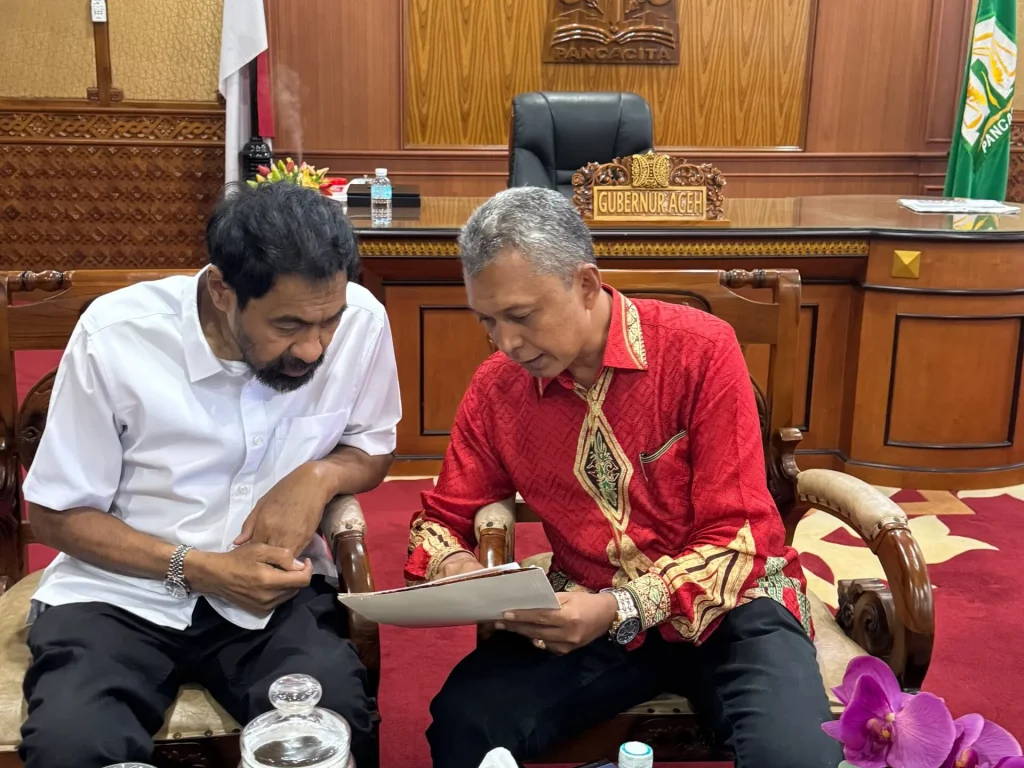 Foto: Gubernur Aceh, Muzakir Manaf berdiskusi bersama Pelaksana Tugas Kepala Dinas Pertanian dan Perkebunan Aceh, Azanuddin Kurnia