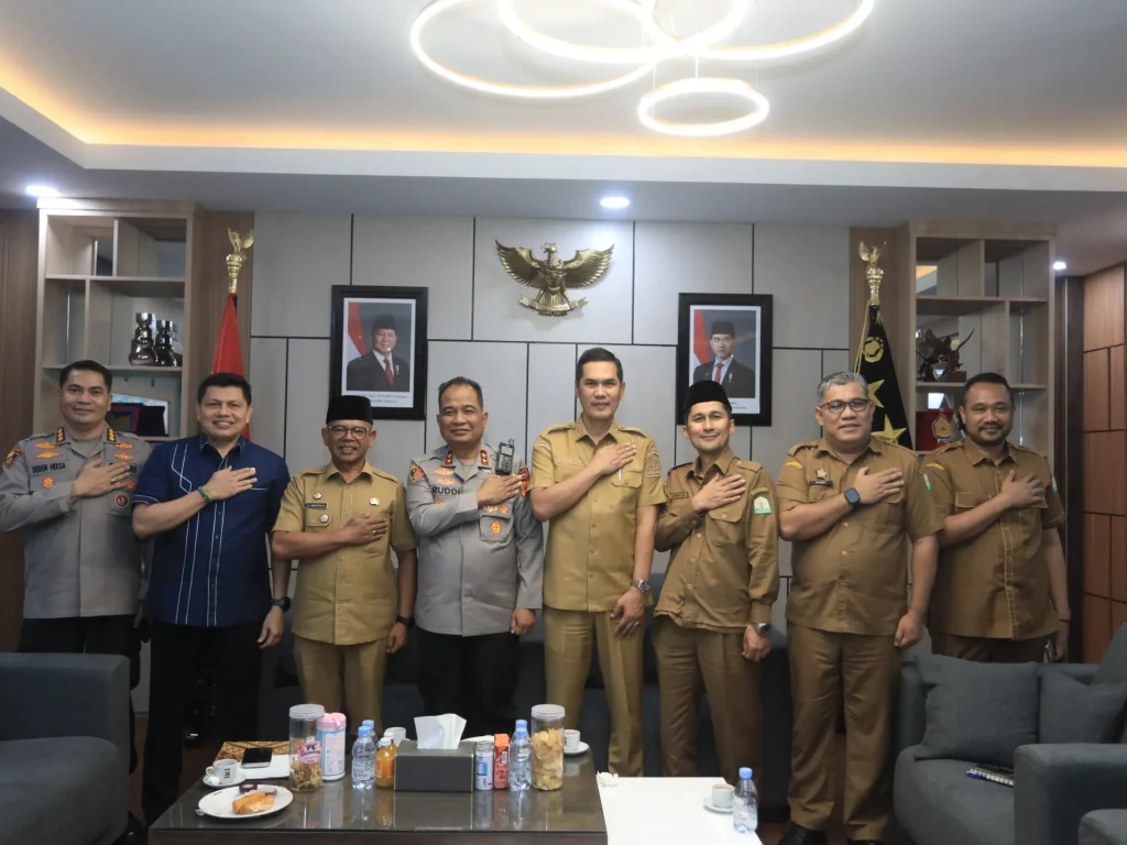 Foto: Kapolda Aceh, Irjen Pol Ruddi Setiawan, menerima kunjungan resmi silaturahim Sekretaris Daerah (Sekda) Aceh, M Nasir Syamaun, beserta para Asisten dan Kepala Biro di lingkup Sekretariat Daerah Aceh di ruang kerjanya di markas Polda Aceh, Banda Aceh, Selasa (28 Juli 2026).