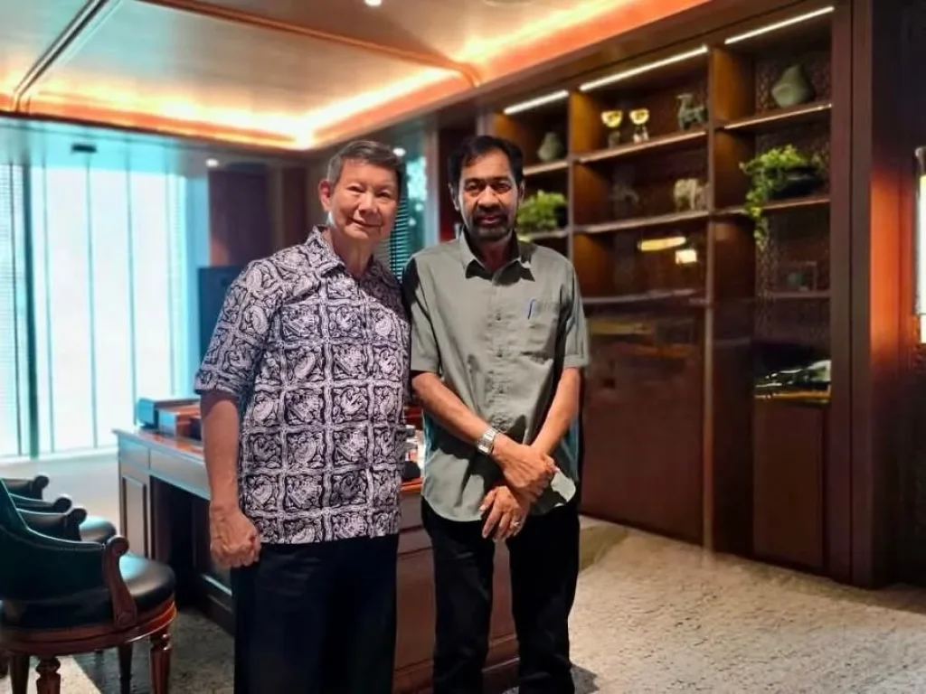 Foto: Gubernur Aceh, Muzakir Manaf atau Mualem, dalam sebuah pertemuan dengan Hasim di Setiabudi, Jakarta Selatan, pekan lalu. Mualem ditemani utusan khususnya, Chowadja Sanova.