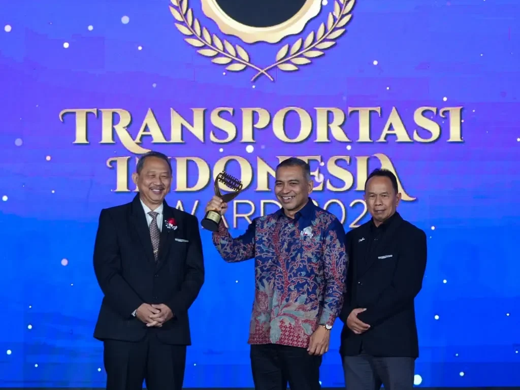 Foto: Kepala Dinas Perhubungan Aceh, Teuku Faisal yang mewakili Gubernur Aceh menerima Penghargaan