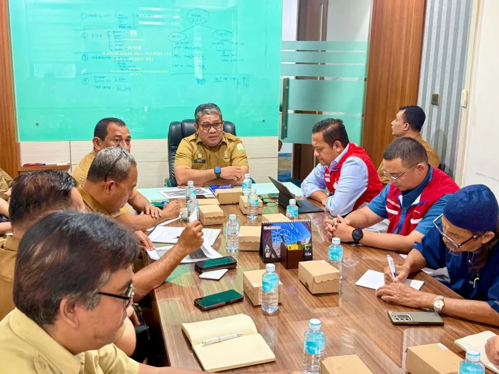 Foto: tim Pemerintah Aceh yang dikoordinir oleh Asisten II (Bidang Perekonomian dan Pembangunan) Sekretariat Daerah (Setda) Aceh, Rapat Kerja bersam Perwakila Pertamina didamoingi Teuku Robby Izra, dan melibatkan Kepala Dinas Perindustrian dan Perdagangan Teuku Adi Darma, Kepala Dinas ESDM Asnawi, serta Kepala Biro Perekonomian Setda Aceh, Zaini.