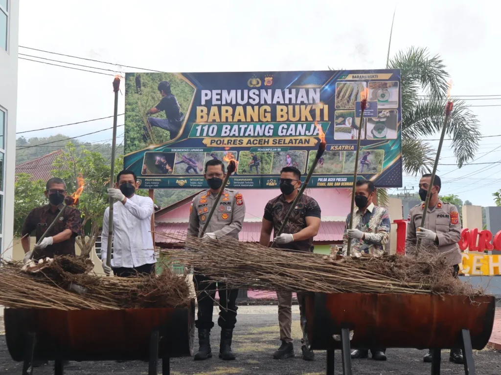 Foto: AKBP T. Ricki Fadlianshah Musnahkan Barang Bukti Narkotika Jenis Ganja
