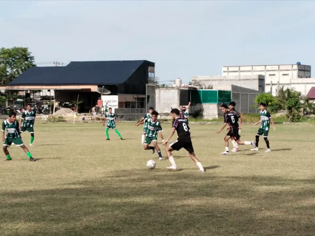 Foto: Pemain Syamtalira Aron menggiring bola menyerang pertahanan Samudera FC pada laga turnamen piala Bupati - Wakil Bupati Aceh Utara, di Lapangan Simpang Mulieng, Rabu, (5/8/2026)