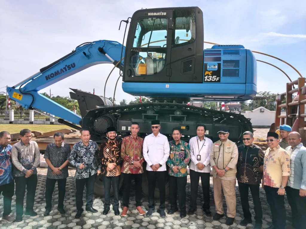 Foto: Wakil Bupati Aceh Utara Tarmizi, M.Kom. menerima eksavator dari KKP RI