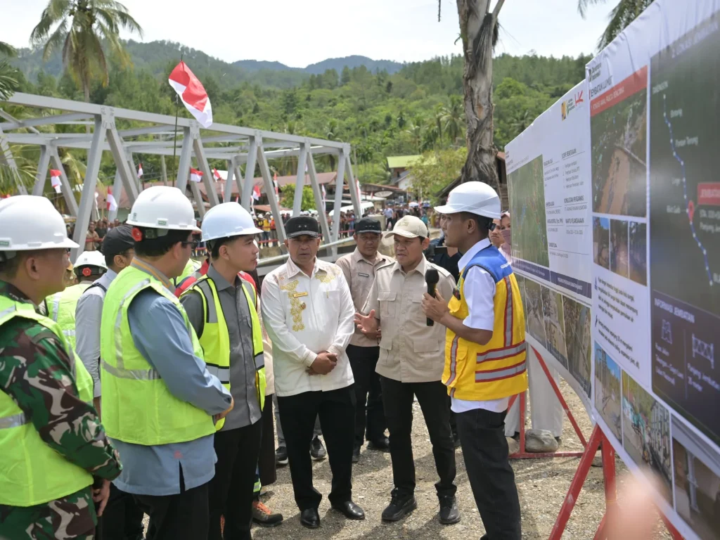 Foto: Wakil Presiden RI, Gibran Rakabuming Raka, meninjau Jembatan Lumut di Desa Lumut, Kecamatan Linge, Kabupaten Aceh Tengah, Kamis (6/8/2026).