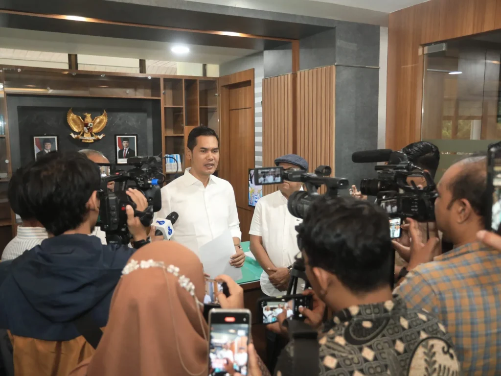 Foto: Sekretaris Daerah (Sekda) Aceh, M. Nasir, menggelar konferensi pers di ruang kerjanya, Jumat (7/8)