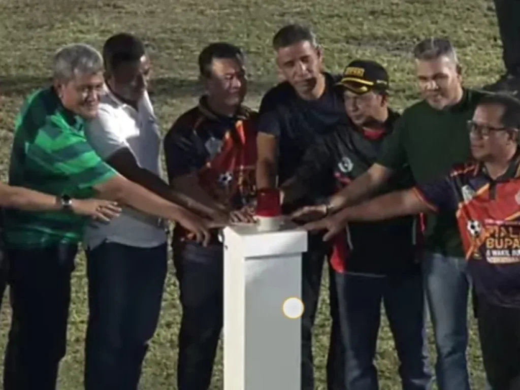 Foto: Bupati dan Wakil Bupati menutup pelaksanaan turnamen Bola