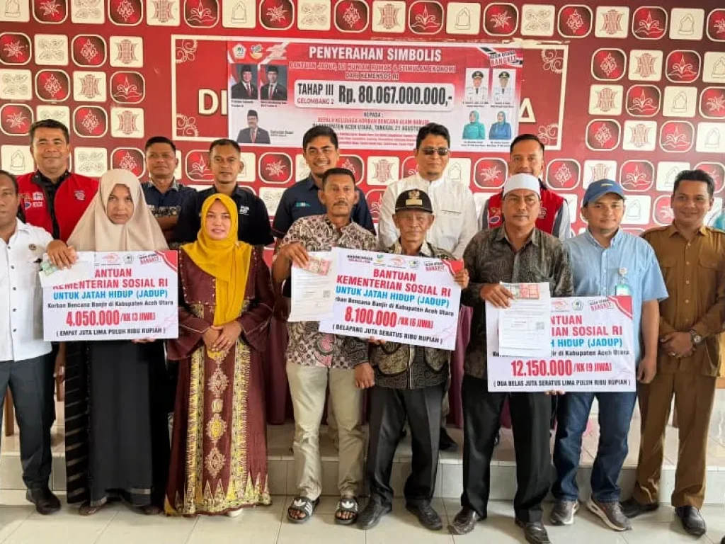 Foto: Ny. Musliana Ismail A. Jalil, istri Bupati Aceh Utara menyerahkan Bantuan Kemensos RI kepada Warga Aceh Utara