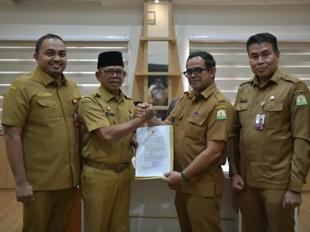 Foto: Asisten III menyerahkan SK Plt Sekda Aceh kepada Taufik