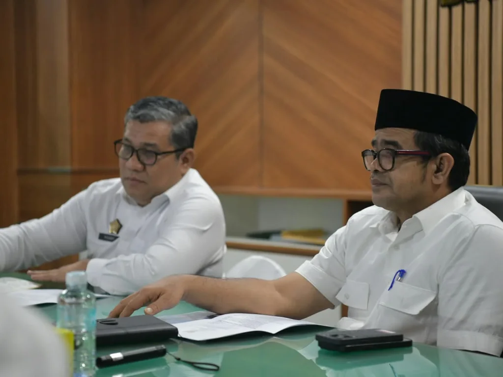Foto: Rapat dipimpin Plt Sekda Aceh Taufik dan diikuti Asisten Sekda Aceh Bidang Perekonomian dan Pembangunan T Robby Irza, Kepala Dinas Perhubungan Aceh T Faisal, Kepala Dinas Perindustrian dan Perdagangan Aceh Adi Darma, Kepala Biro Hukum Amrizal J Prang serta sejumlah pihak terkait