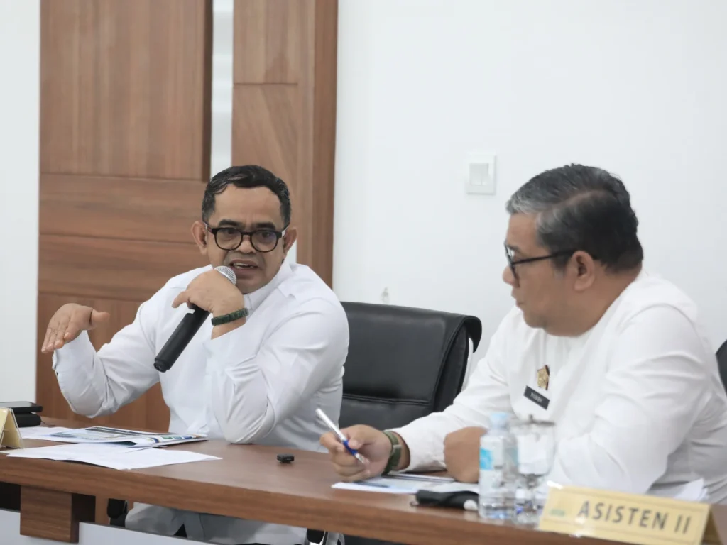 Foto: Pelaksana Tugas (Plt.) Sekretaris Daerah Aceh, Taufik, ST, memimpin Rapat Dengan SKPA