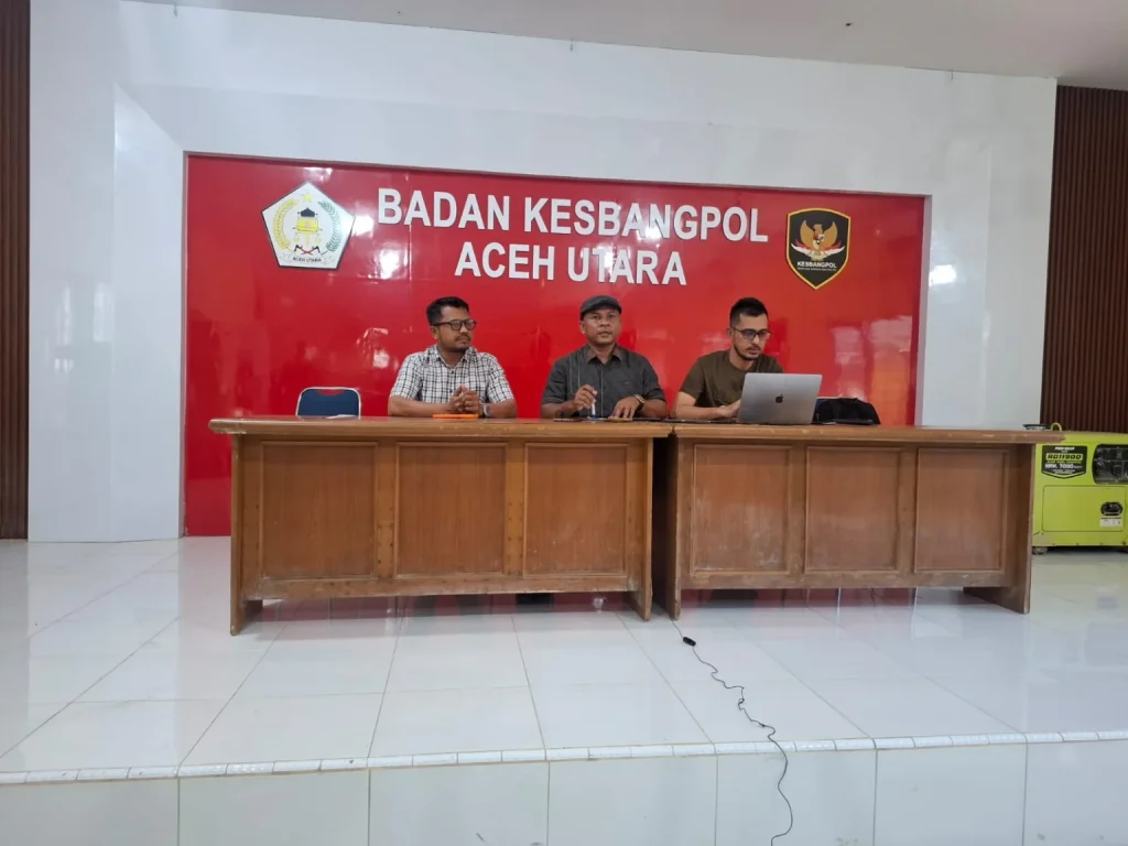 Foto: Bendahara Event Samudera Pasai, Dr. Muslim Syamsuddin, ST., M.A.P., didampingi Sekretaris Panitia Misbahul Munir, S.T., M.M., dalam konferensi pers bersama insan media di Aula Kesbangpol Aceh Utara, Rabu (9/9/2026).