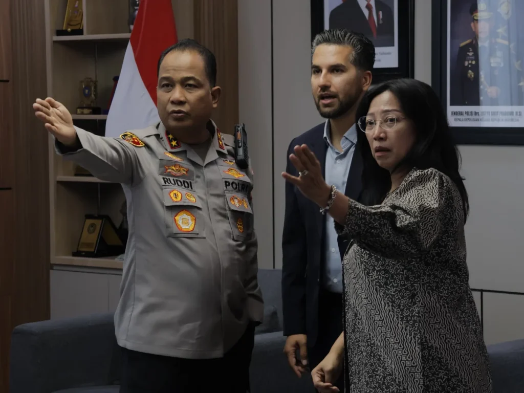 Foto: Kapolda Aceh Irjen Pol. Ruddi Setiawan menerima kunjungan delegasi Royal Canadian Mounted Police (RCMP) di ruang kerjanya