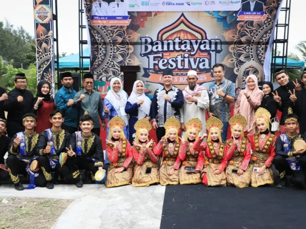 Foto: Bupati Aceh Utara Foto Bersama peserta Tari didampingi Kepala Disporapar Aceh Utara