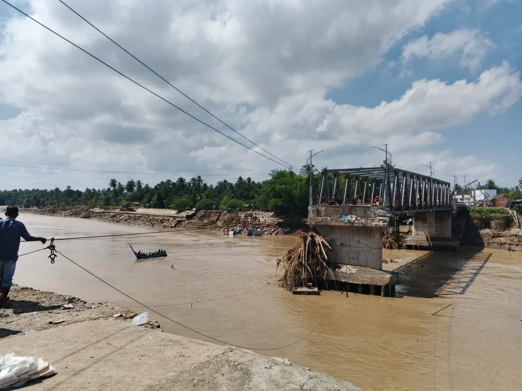 Foto (Lingkar Pos) : Kondisi jembatan Kuta Blang di Desa Tingkeum Manyang, Kecamatan Kuta Blang, Bireuen. Senin (01/12/2025).