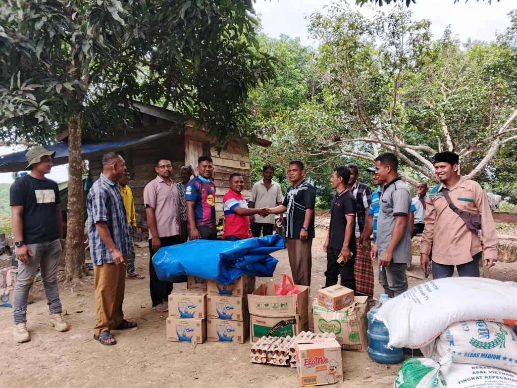 Foto [Lingkarpos.com] : Warga Teupin Keubeu menyerahkan bantuan kepada korban Banjir di Desa Lubuk Pusaka, Selasa (09/12).