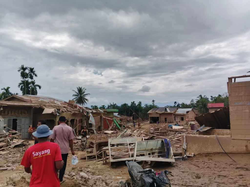 Foto [lingkarpos.com] : di antara reruntuhan dan puing-puing bekas banjir