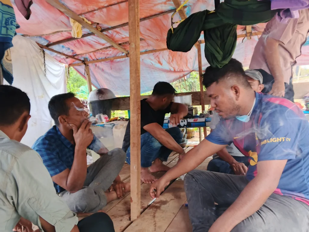 Foto [Lingkarpos.com] : mendengar cerita Hasan Basri di Tenda Pengungsian Desa Lubuk Pusaka, Kecamatan Langkahan, Aceh Utara, Selasa (09/12/2025).