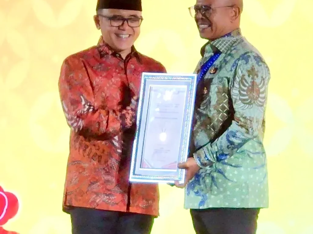 Foto: Pj. Bupati Aceh Jaya menerima penghargaan dari Menteri Pendayagunaan Aparatur Negara dan Reformasi Birokrasi (PANRB), Abdullah Azwar Anas, pada kegiatan SAKIP AWARD 2024 yang bertajuk "Menguatkan Sinergi, Mewujudkan Akuntabilitas untuk Indonesia Maju" pada hari Rabu, (01/09/2024) di Jakarta.