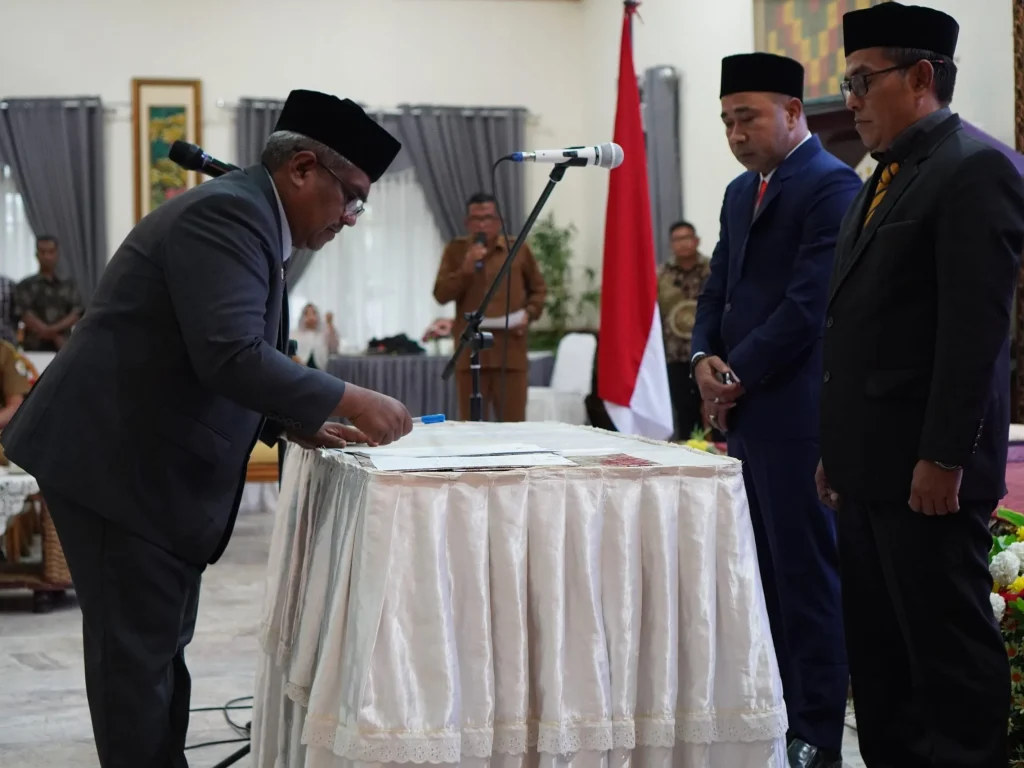 Foto: Penjabat (Pj) Bupati Aceh Utara, Dr. Drs. Mahyuzar, MSi, Selasa (26/11/2024), melantik Razali SE atau Abu Lapang sebagai Direktur Utama PT. Pase Energi Migas untuk masa jabatan 2024-2029 dan Jufri Sulaiman, S.Sos., MAP sebagai Direktur Umum/Keuangan pada BUMD tersebut. Kegiatan pelantikan ini diselenggarakan di Pendopo Bupati Aceh Utara di Lhokseumawe.