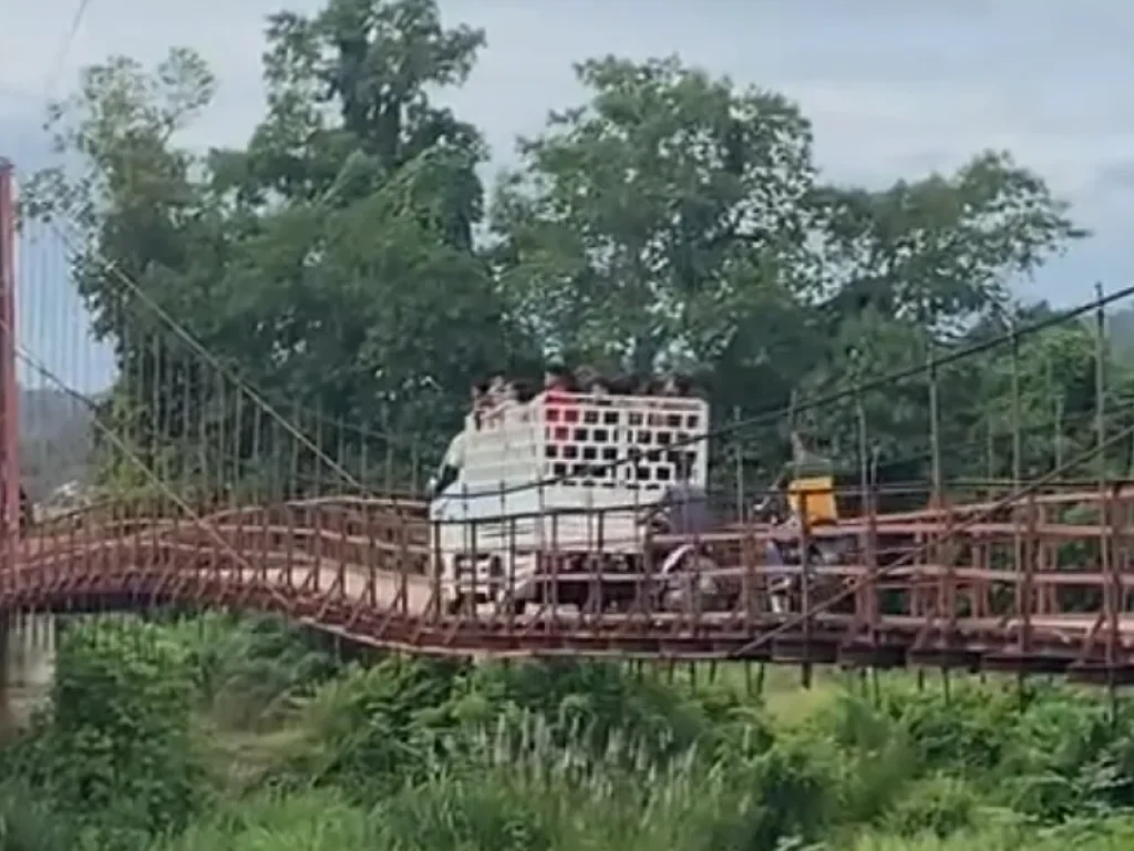 Jembatan Gantung Darurat sebelum ambruk diterjang banjir, jembatan tersebut merupakan satu-satunya akses masyarakat Desa Lhok Cut, Gunci, Kubu, dan Blang Cut menuju ke pusat Kecamatan Sawang dan Jalan Banda Aceh - Medan.