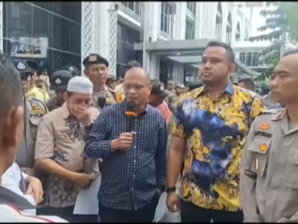 Foto [Screenshot dari akun Tiktok OASIS LANGIT] : Pdt. Berkat Kurniawan Laoly berorasi saat menemui pendemo di Gedung DPRD Sumut, Jumat (12/12/2025).