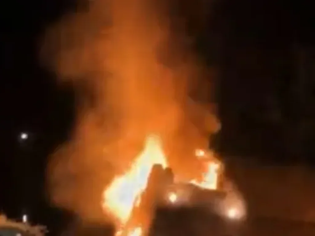 Kobaran api dari Truck Satpol PP Aceh Utara yang diduga dibakar massa.