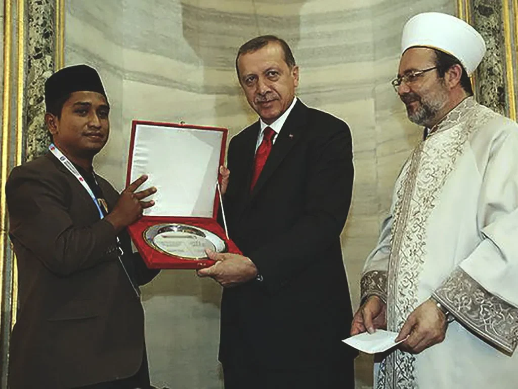Foto: Takdir Feriza-Menerima piagam-juara 1 MTQ internasional dari Presiden Tayyip Erdogan