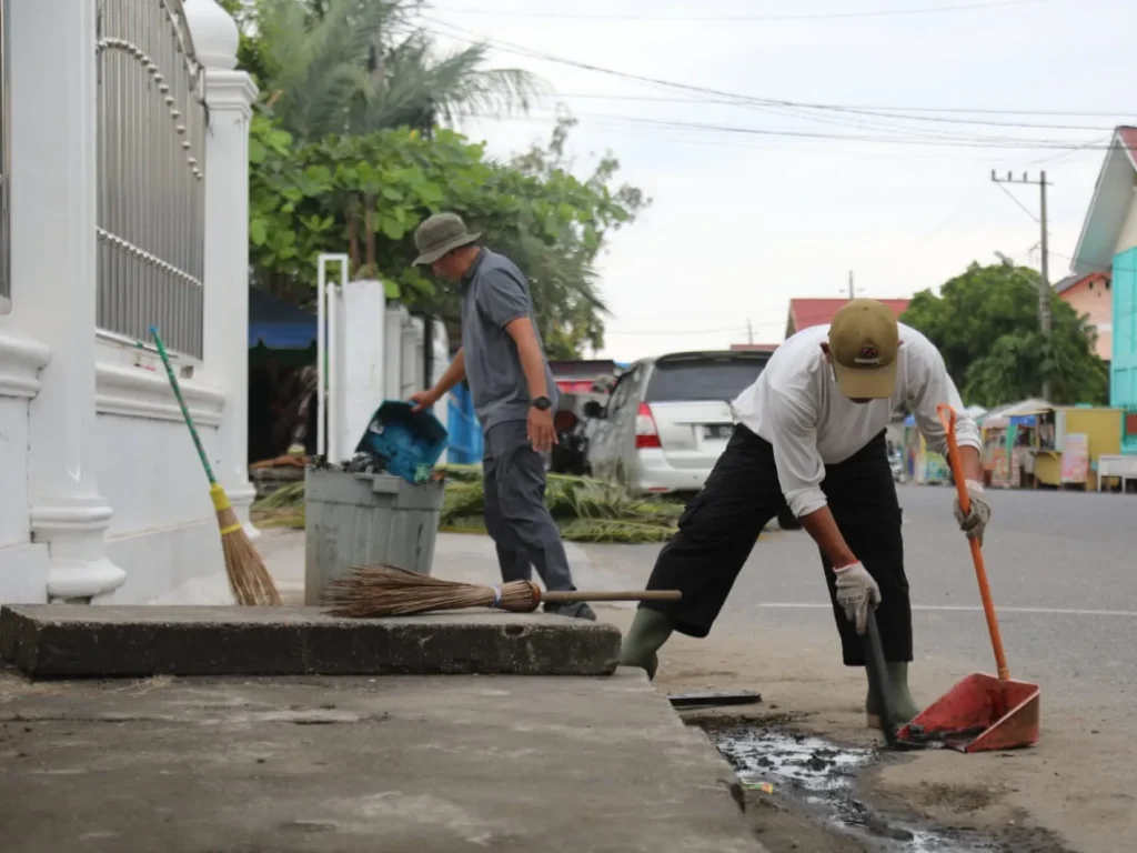 ASN Pemko Lhokseumawe bersama partisipasi masyarakat membersihkan perkarangan Masjid