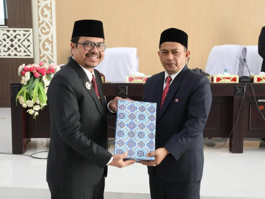 FOTO: Pj Bupati Aceh Utara Azwardi Menyerahkan LPJ kepada Ketua DPRK , Arafat SE. M.M