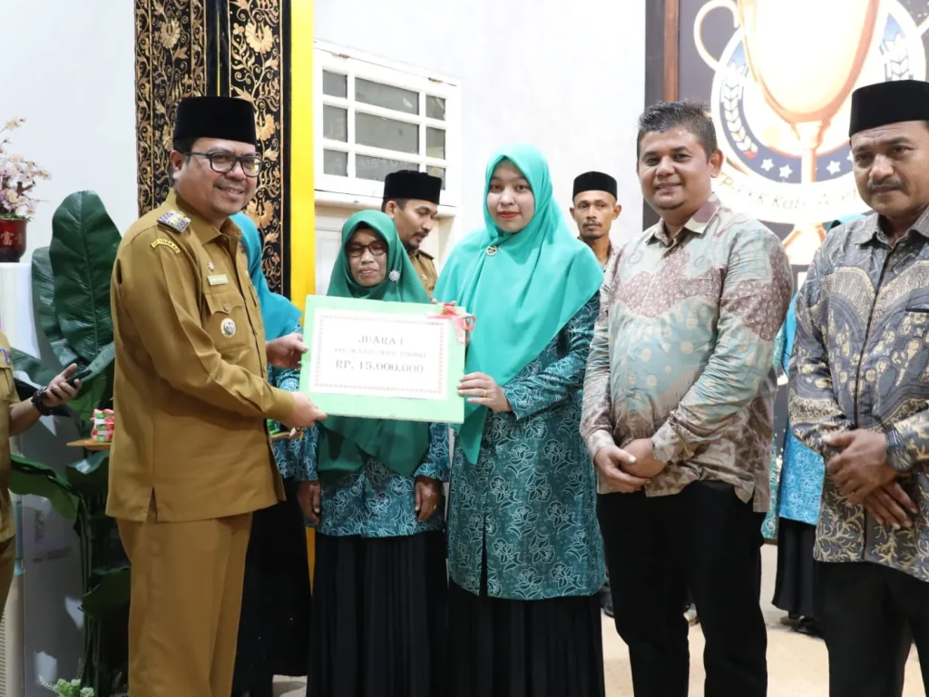 Foto: Ketua TP-PKK Aceh Utara Nurmaziah Umumkan Hasil Lomba Desa Gamawar