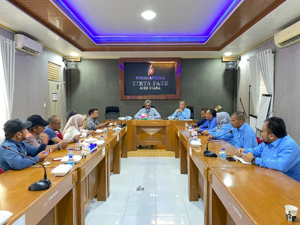 Foto: Direksi Perumda Tirta Pase memberikan keterangan Pers kepada awak Media